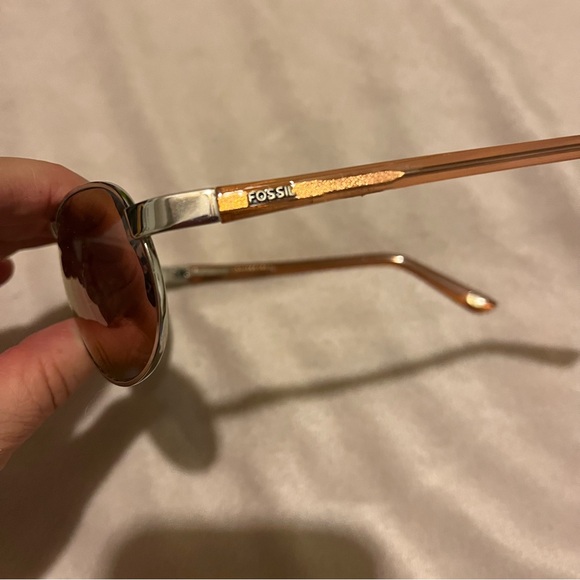 Fossil aviator sunglasses with reflective rainbow lens and brown case - Picture 3 of 6